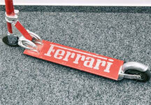 Firmenfitness Roller mit Ferrarieschriftzug